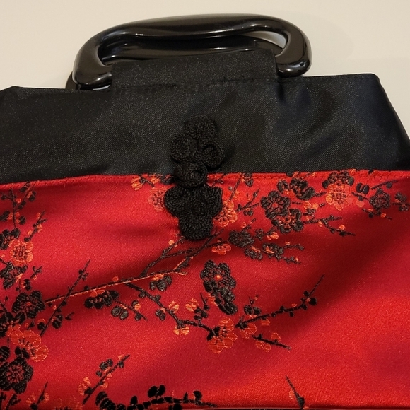 Elegant Red and Black Floral Handbag - Picture 3 of 8